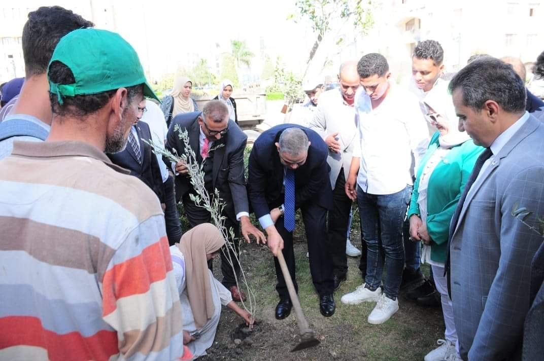 جامعة كفر الشيخ تكرم "مبادرة هنجملها"