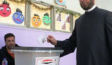 مستشار رئيس الجمهورية يدلى بصوته فى الانتخابات الرئاسية بالتجمع الخامس