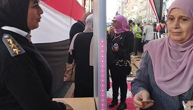 الشرطة النسائية تساعد الناخبات وكبار السن خلال المشاركة فى الانتخابات