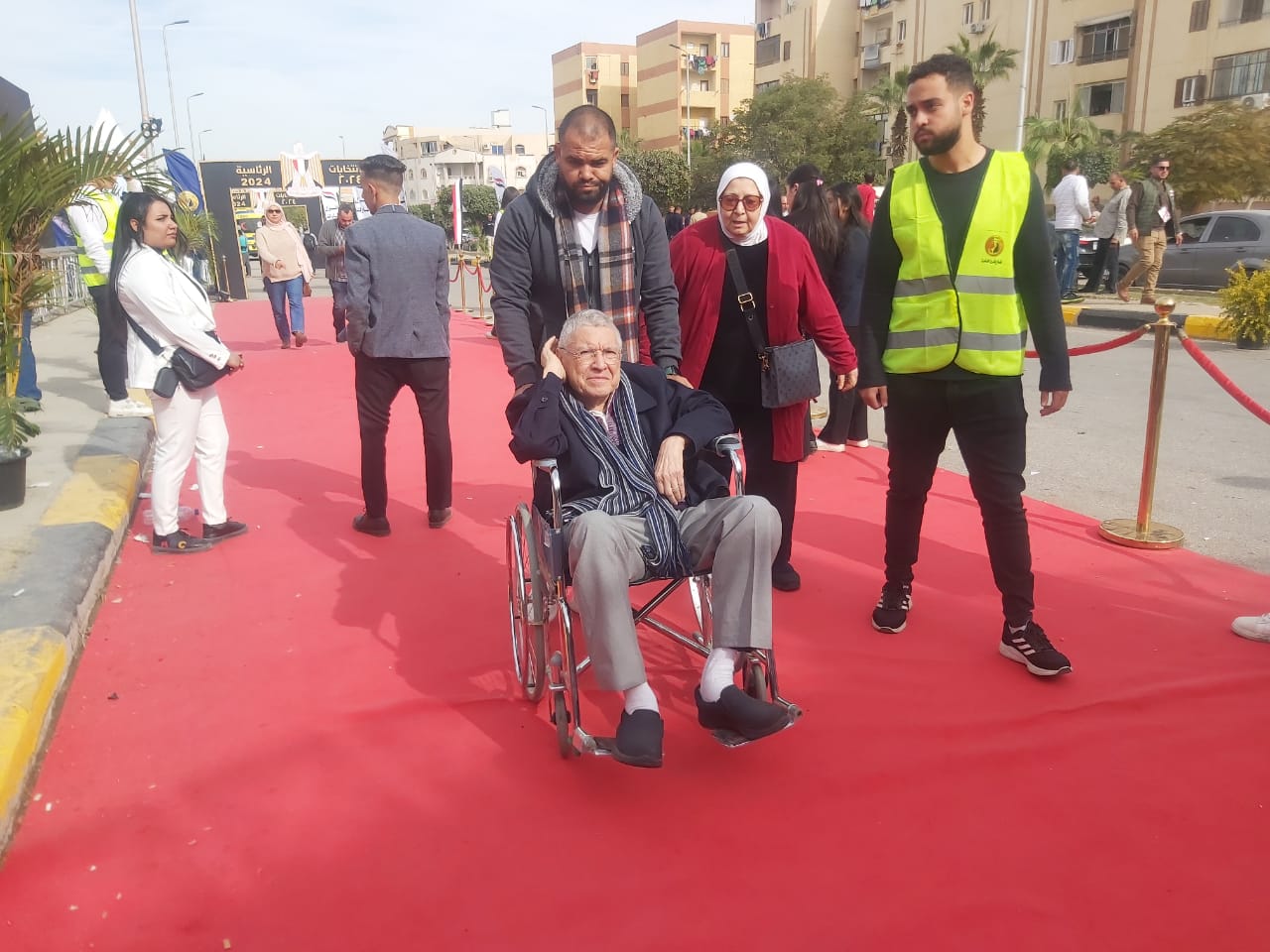 خاص بالصور| منظمات أجنبية تتابع سير العملية الانتخابية.. وحشود أمام اللجان قبيل فترة الراحة التصويتية
