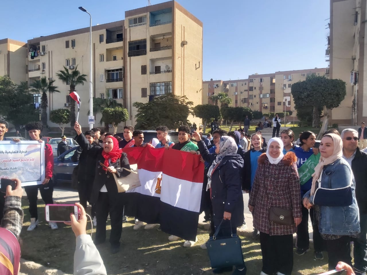 خاص بالصور| منظمات أجنبية تتابع سير العملية الانتخابية.. وحشود أمام اللجان قبيل فترة الراحة التصويتية