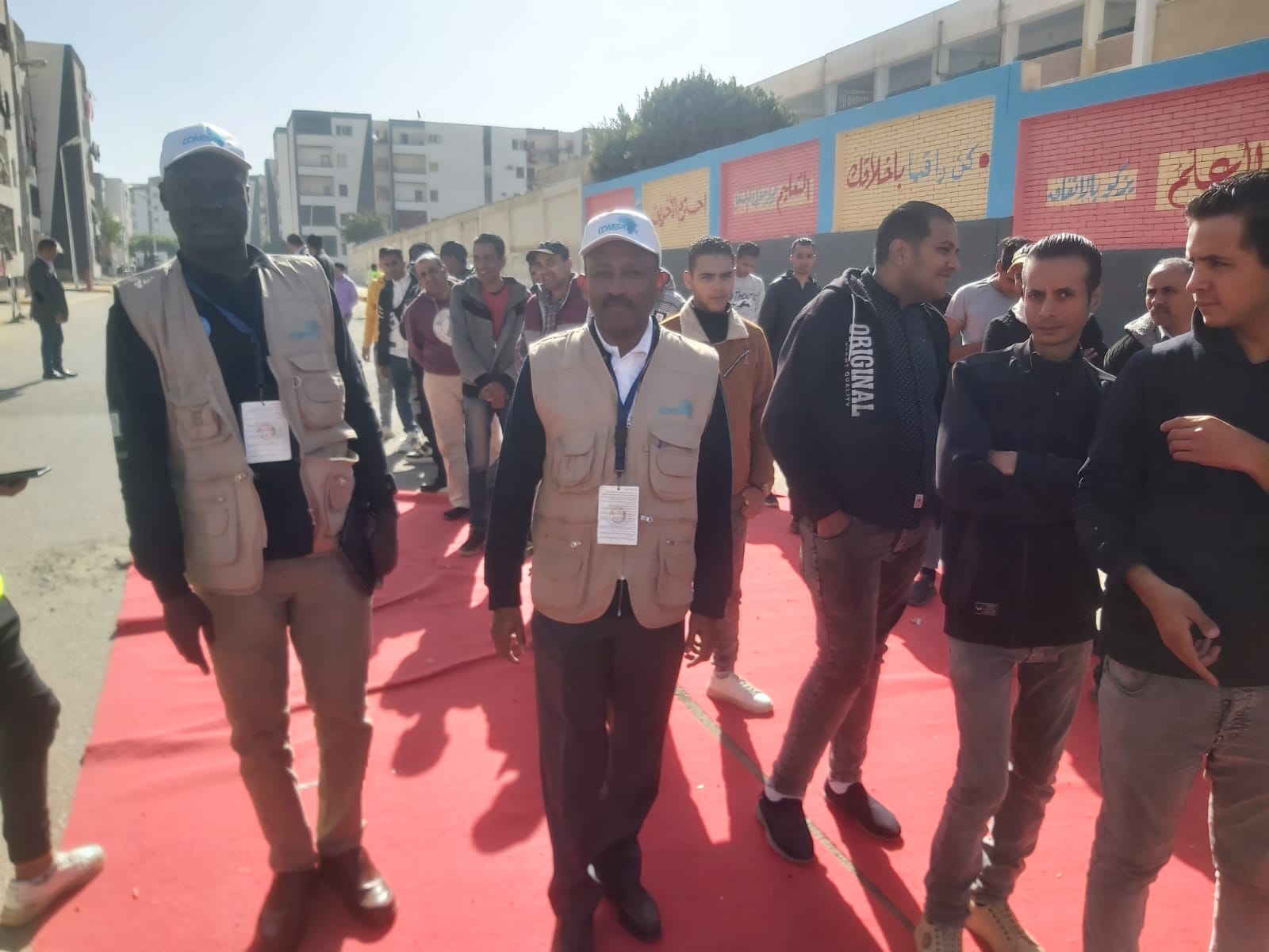 خاص بالصور| منظمات أجنبية تتابع سير العملية الانتخابية.. وحشود أمام اللجان قبيل فترة الراحة التصويتية