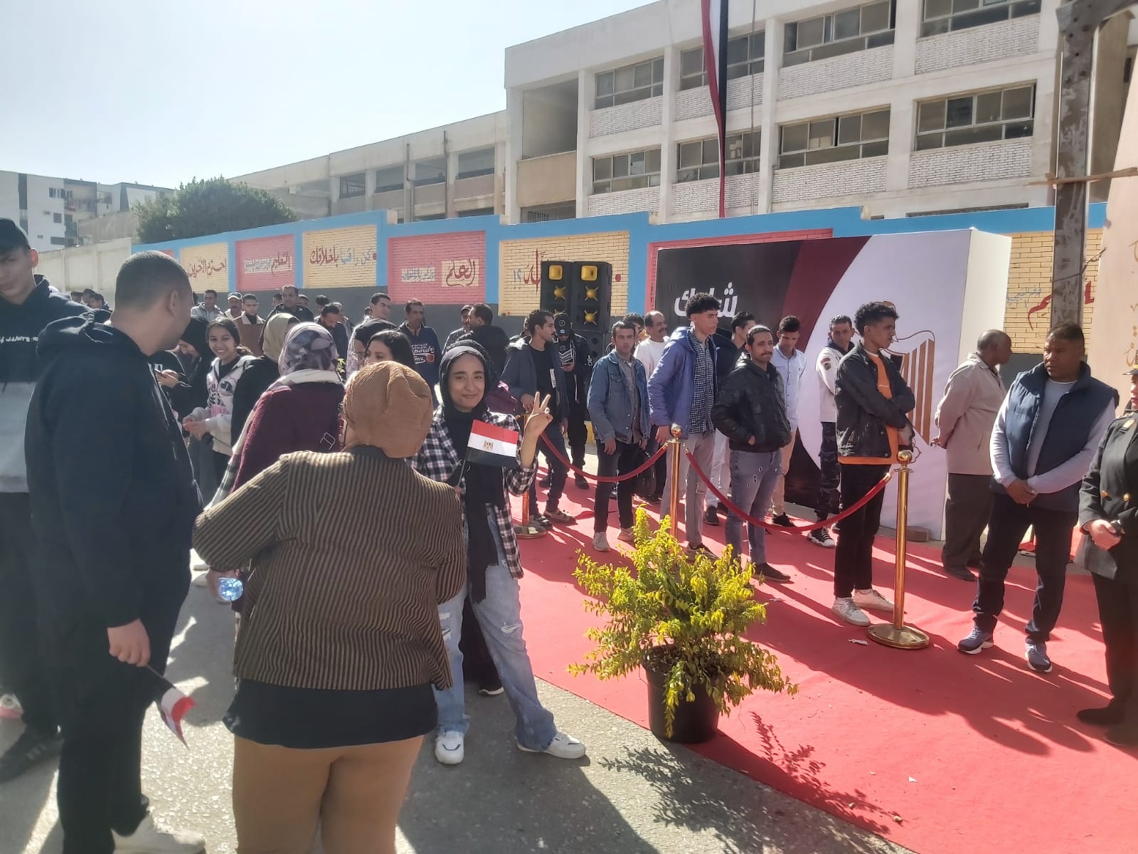 خاص بالصور| منظمات أجنبية تتابع سير العملية الانتخابية.. وحشود أمام اللجان قبيل فترة الراحة التصويتية