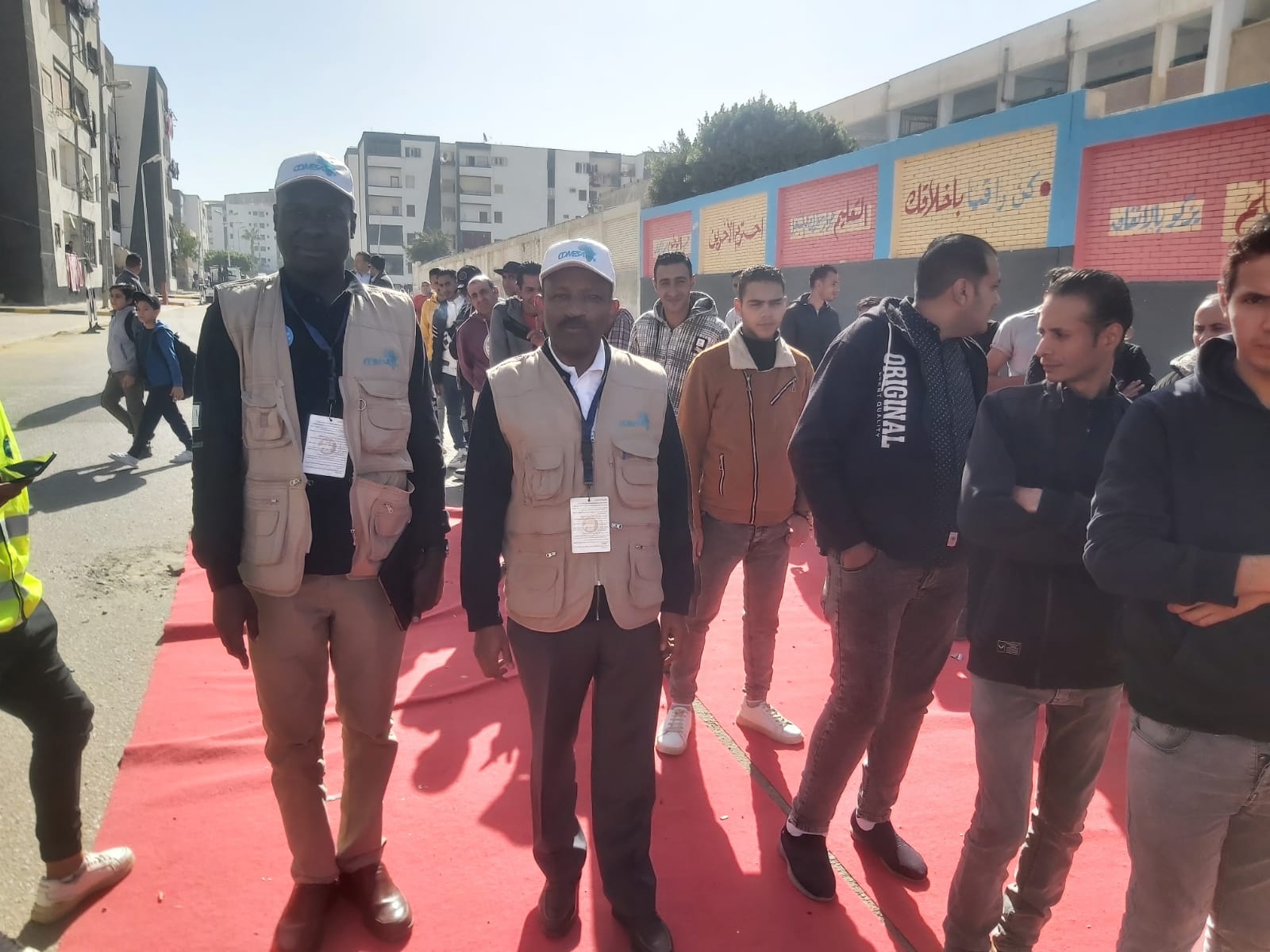 خاص بالصور| منظمات أجنبية تتابع سير العملية الانتخابية.. وحشود أمام اللجان قبيل فترة الراحة التصويتية