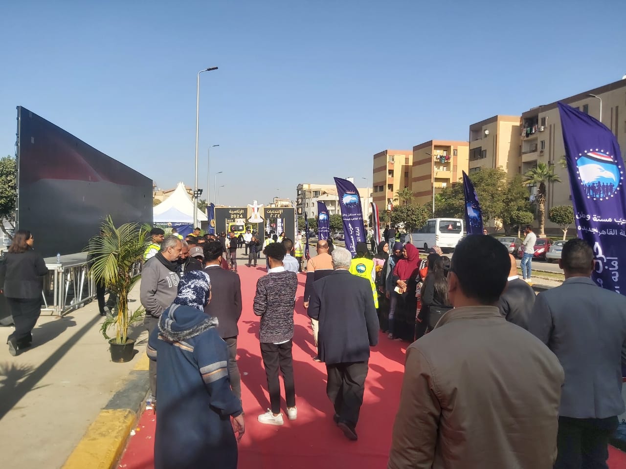 خاص بالصور| منظمات أجنبية تتابع سير العملية الانتخابية.. وحشود أمام اللجان قبيل فترة الراحة التصويتية
