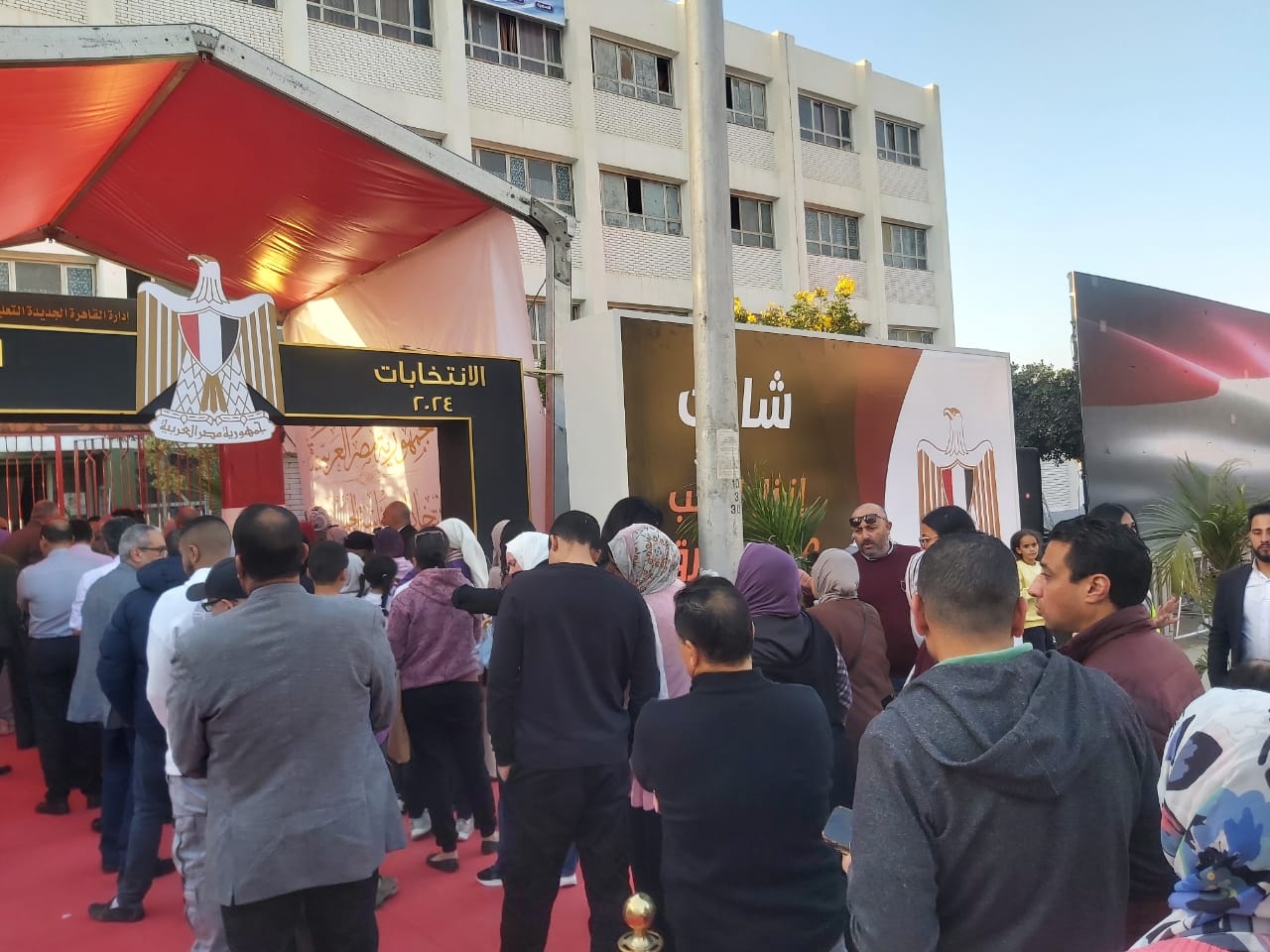 خاص بالصور| منظمات أجنبية تتابع سير العملية الانتخابية.. وحشود أمام اللجان قبيل فترة الراحة التصويتية