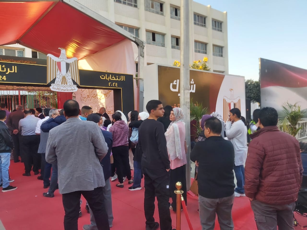 خاص بالصور| منظمات أجنبية تتابع سير العملية الانتخابية.. وحشود أمام اللجان قبيل فترة الراحة التصويتية