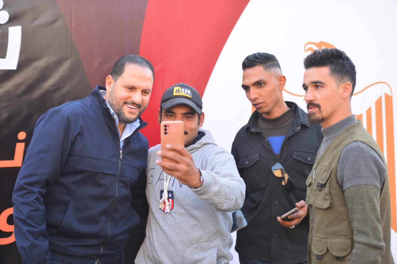 خاص بالصور| الفنان عماد زيادة يدلي بصوته بمدرسة فاطمة عنان بالتجمع الخامس