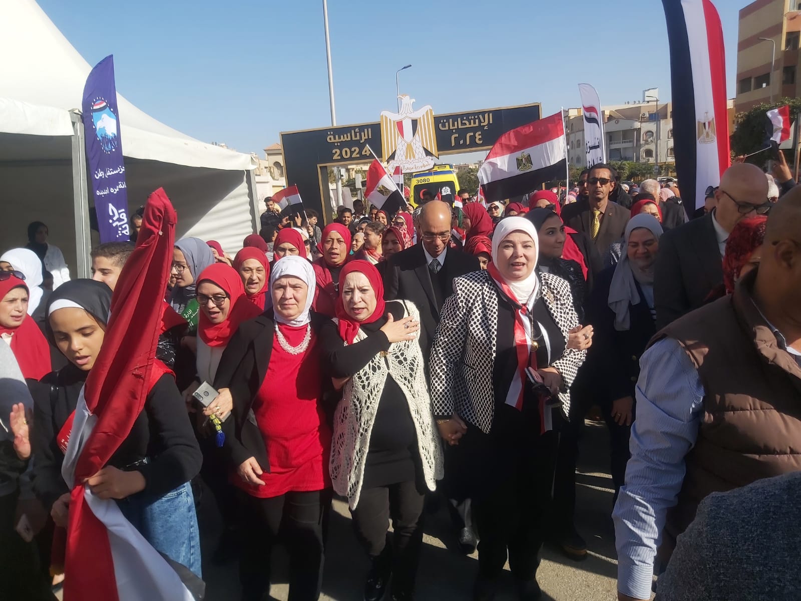 بالصور| عدسة "يوتوبيا" ترصد توافد المواطنين للإدلاء بأصواتهم بالإدارة التعليم بالقاهرة الجديدة