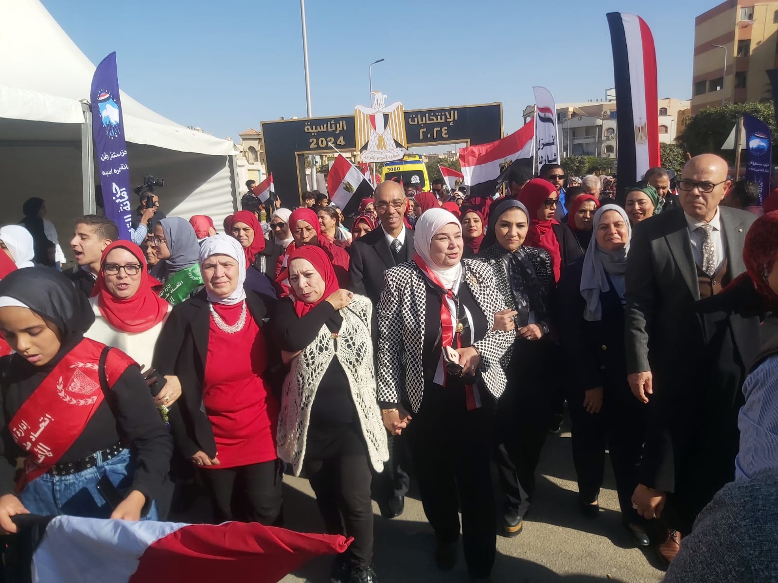 بالصور| عدسة "يوتوبيا" ترصد توافد المواطنين للإدلاء بأصواتهم بالإدارة التعليم بالقاهرة الجديدة