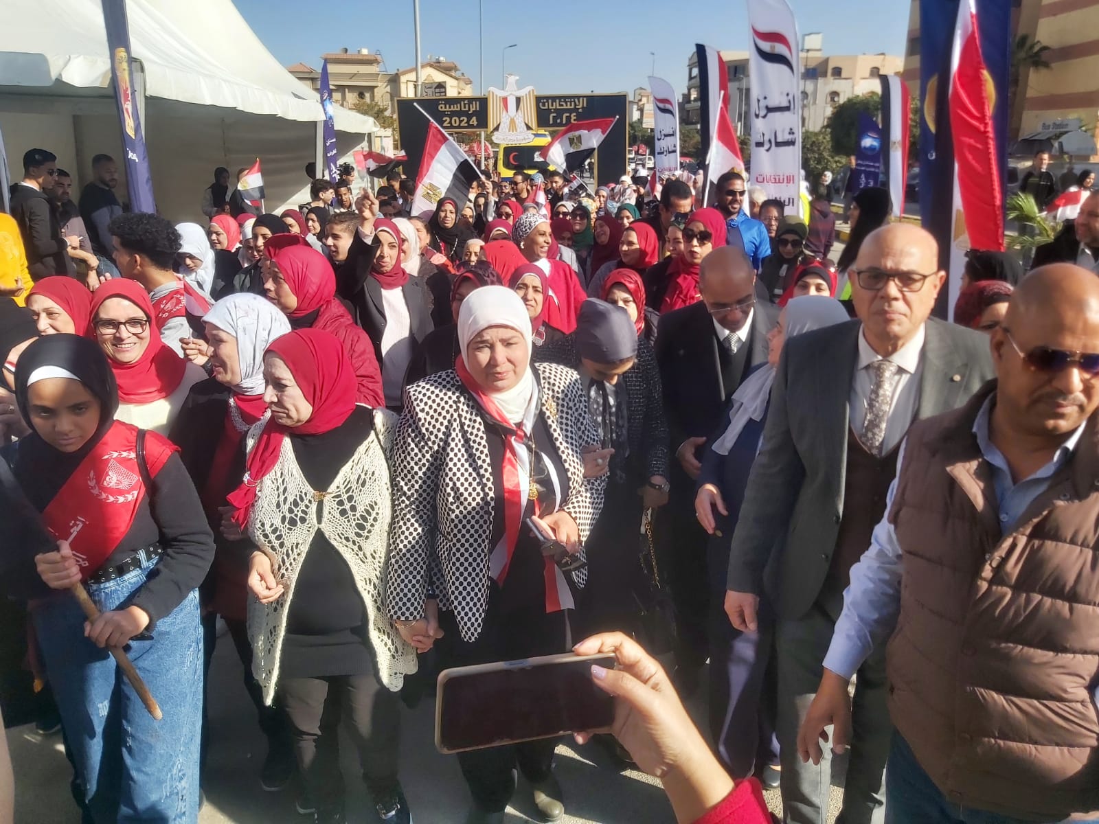 بالصور| عدسة "يوتوبيا" ترصد توافد المواطنين للإدلاء بأصواتهم بالإدارة التعليم بالقاهرة الجديدة