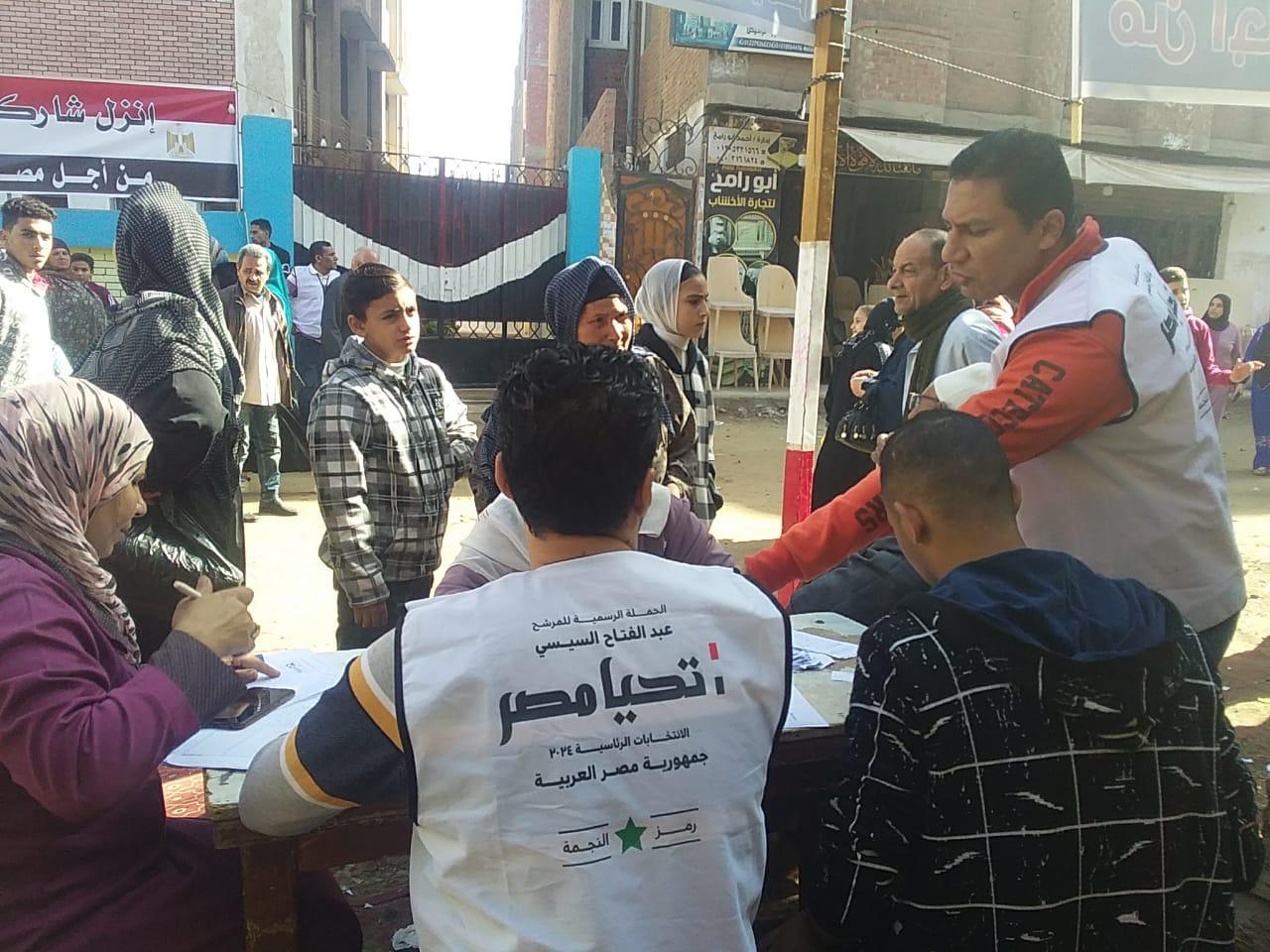 خاص بالصور| حضور مكثف لأهالي قرية بلقينا بالمحلة الكبري بالغربية للإدلاء بأصواتهم في الانتخابات الرئاسية 2 خاص بالصور| حضور مكثف لأهالي قرية بلقينا بالمحلة الكبري بالغربية للإدلاء بأصواتهم في الانتخابات الرئاسية