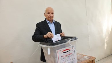 خاص بالصور| حسن يونس وزير الكهرباء والطاقة الأسبق يدلي بصوته بمدرسة سيزا النبرواى بالتجمع الخامس
