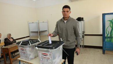 خاص بالصور| سعد سمير نجم الأهلي السابق يدلي بصوته بمدرسة سيزا النبرواى بالتجمع الخامس