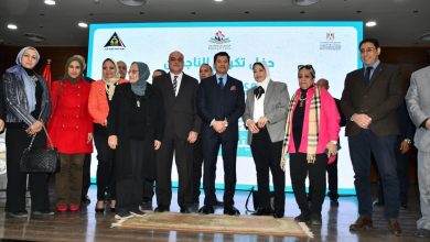 بالصور| وزير الشباب والرياضة يكرم عفاف محمود رائدة محو الأمية