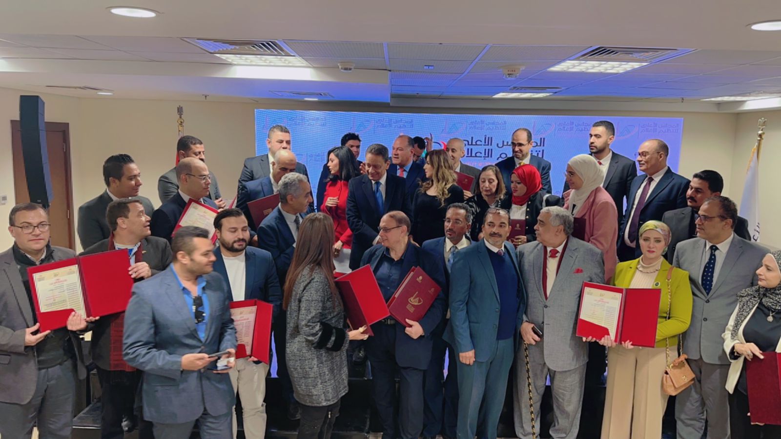 بالصور| بوابة "أربيان يوتوبيا" تحتفل بتسلم رخصة المجلس الأعلى لتنظيم الإعلام