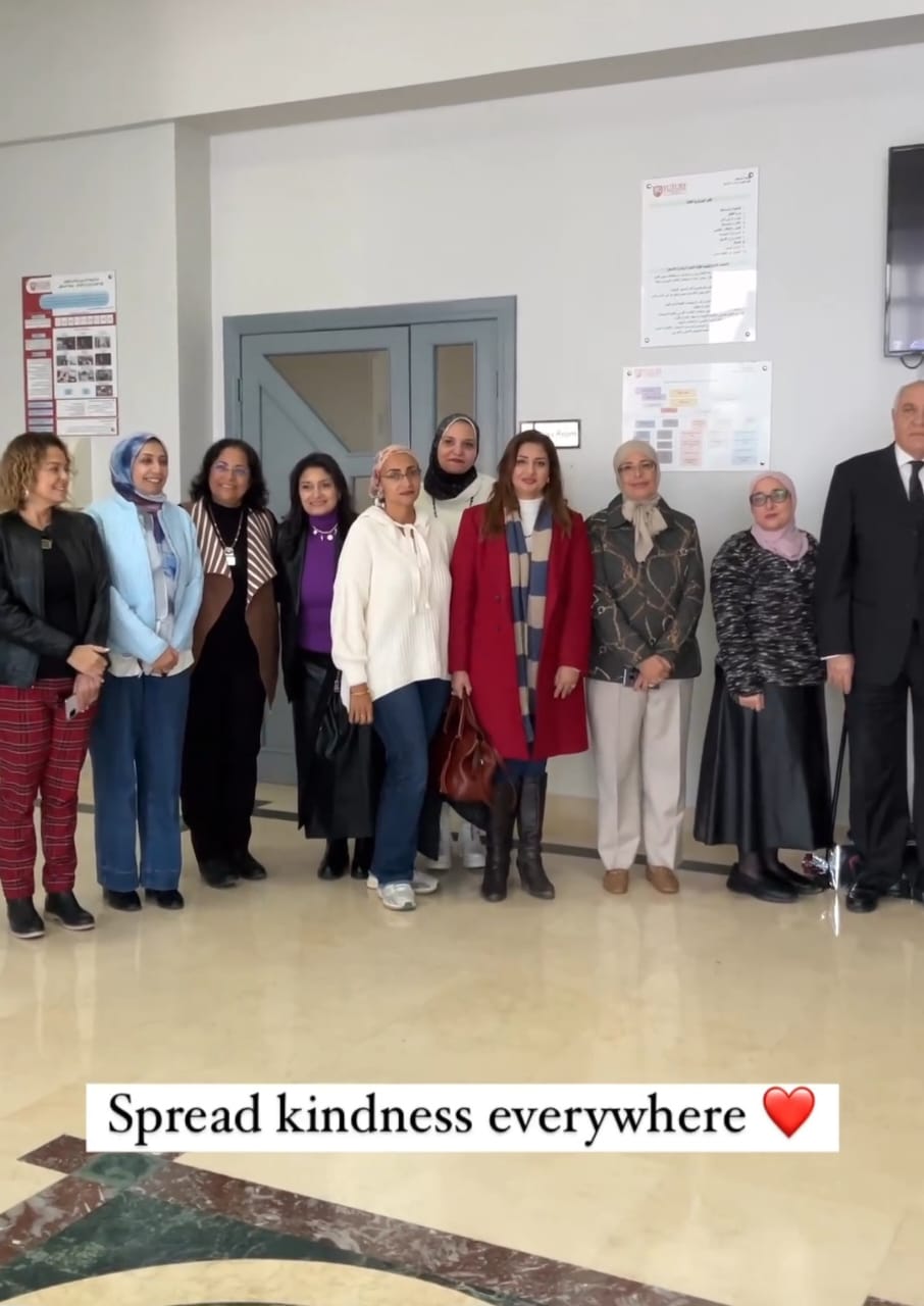 بالصور| جامعة المستقبل تنظم معرضًا خيريًا للملابس 