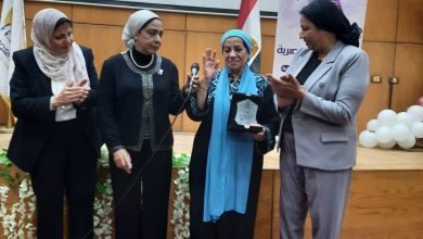 بالصور| "قومي المرأة" يكرم الدكتورة زينب مكي في احتفالية يوم المرأة المصرية
