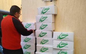 بالصور / بالتعاون مع مؤسسة حياة .. المجلس العربي يواصل مساهماته في توزيع كراتين رمضان