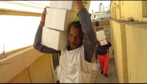 بالصور / بالتعاون مع مؤسسة حياة .. المجلس العربي يواصل مساهماته في توزيع كراتين رمضان