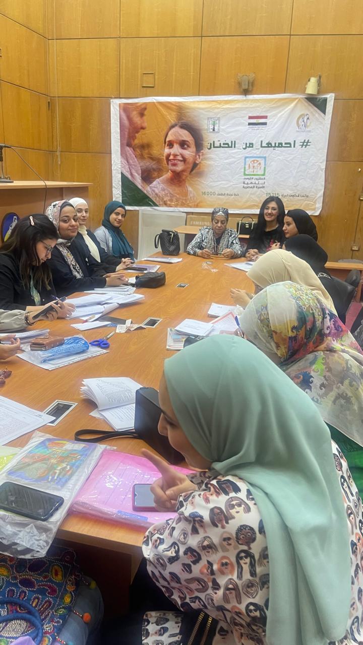بالصور| القومي للمرأة فرع الجيزة يتسلم أبحاث طالبات الفرقة الثالثة بكلية الخدمة الاجتماعية بجامعة حلوان