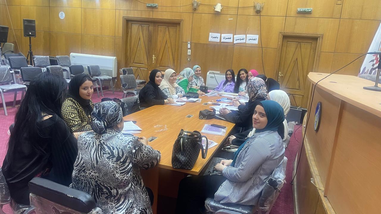 بالصور| القومي للمرأة فرع الجيزة يتسلم أبحاث طالبات الفرقة الثالثة بكلية الخدمة الاجتماعية بجامعة حلوان