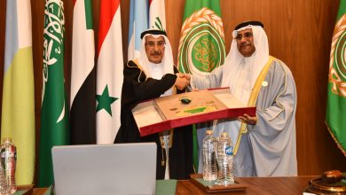 رئيس البرلمان العربي يكرم نائب رئيس الوزراء البحريني بوسام "رواد التنمية"