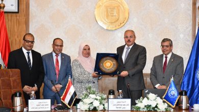 إهداء درع جامعة قناة السويس إلى الدكتورة سهير أبو عيشه أمين عام الجامعة لبلوغها سن التقاعد