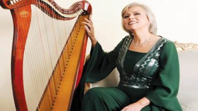 عازفة الة الهارب منال محى الدين تعزف على الاوتار الفرعونية في مكتبة مصر الجديدة الجمعة