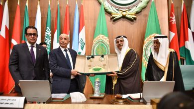 تقديراً لمواقفه العروبية الخالصة في الدفاع عن قضايا الأمة البرلمان العربي يمنح رئيس مجلس النواب الليبي وسام التميز العربي