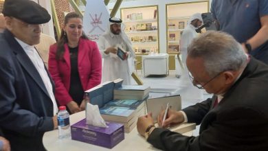 الدكتور أحمد زايد يوقع أحدث كتبه فى جناح مؤسسة العويس بمعرض أبو ظبى