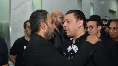 مصطفى كامل وحلمي عبد الباقي يقدمون واجب العزاء في زوجة أحمد عدوية