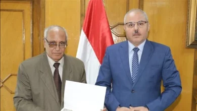 »» رئيس جامعة قناة السويس يُكرم الدكتور إبراهيم عاشور بجائزة العطاء والوفاء...