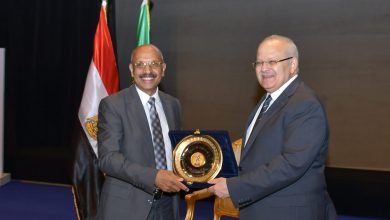 جامعة القاهرة تكرم عميد دار العلوم السابق الأستاذ الدكتور عبدالراضي رضوان لجهوده في خدمة الجامعة. 