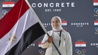 رئيس الأكاديمية العربية للعلوم والتكنولوجيا والنقل البحري ، يهنىء ابنة الأكاديمية سارة سمير بعد التتويج بفضية أولمبياد باريس 2024