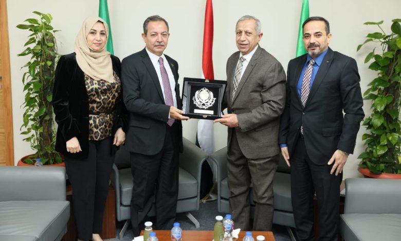 الأستاذ الدكتور/ إسماعيل عبد الغفار يستقبل قنصل فلسطين بمكتبه بفرع الأكاديمية بالعلمين الجديدة 1 الأستاذ الدكتور/ إسماعيل عبد الغفار يستقبل قنصل فلسطين بمكتبه بفرع الأكاديمية بالعلمين الجديدة