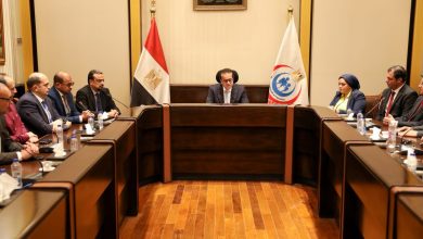 نائب رئيس الوزراء ووزير الصحة يُكرم الفريق الطبي بمستشفى العلمين النموذجي لبراعتهم في إنقاذ حياة مريض سقط على أسياخ حديدة اخترقت صدره خروجًا من الفكين