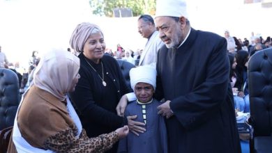 شيخ الأزهر يجبر خاطر طفل أقصري في افتتاح معهد (محمد عطيتو) ويطالب الحضور بوقف مراسم الافتتاح للاستماع إلى قصيدة الطفل