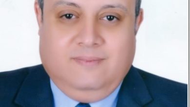 د راندا رزق تهنيء الأستاذ الدكتور طارق سمير لتجديد الثقة وتوليه عميدًا كلية التربية النوعية لفترة ثانية