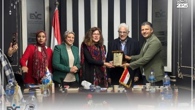 مشيرة خطاب تدير حوارا مفتوحا مع طلاب قسم الاجتماع بآداب حلوان حول حقوق الإنسان