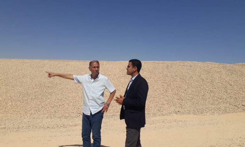 نائب محافظ مطروح يتفقد مدفن الضبعة الصحي المنفّذ ضمن مشروع البنية التحتية لمنظومة المخلفات الصلبة. 1 نائب محافظ مطروح يتفقد مدفن الضبعة الصحي المنفّذ ضمن مشروع البنية التحتية لمنظومة المخلفات الصلبة.