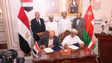 سفير عُمان بالقاهرة يرعى توقيع اتفاقية شراكة عُمانية مصرية في قطاع البتروكيماويات عبد الله الرحبي: "بيت عُمان" بالقاهرة سيبقى منبراً ومقراً داعماً للتعاون والشراكة الأخوية والاتفاقية نموذجٌ حيويٌ للتكامل العربي