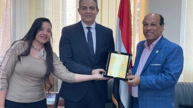 اتفاقية تعاون مع نقابة الإعلاميين.. عميد كلية الآداب يكرم نقيب الإعلاميين