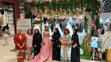 منى المنصوري تخطف الأنظار بعرض أزياء مبهر في عروس الخليج 2025 25 عارضة عالمية تقدم 30 قطعة فنية من فساتين الخطوبة والحناء والزفاف 7 منى المنصوري تخطف الأنظار بعرض أزياء مبهر في عروس الخليج 2025 25 عارضة عالمية تقدم 30 قطعة فنية من فساتين الخطوبة والحناء والزفاف