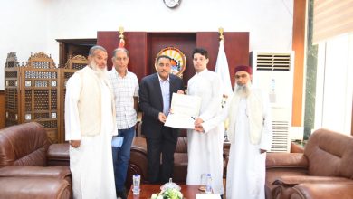 محافظ مطروح يكرم عيد السلوى من أبناء مدينة الضبعة كنموذج لأبناء مطروح في حفظ الأمانة والنزاهة