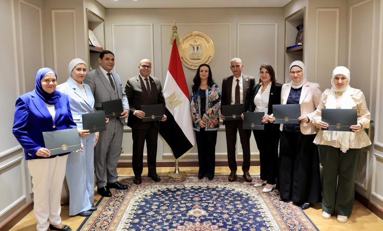 وزيرة التضامن الاجتماعي تكرم الإدارة العامة لرعاية المسنين بالوزارة 1 وزيرة التضامن الاجتماعي تكرم الإدارة العامة لرعاية المسنين بالوزارة