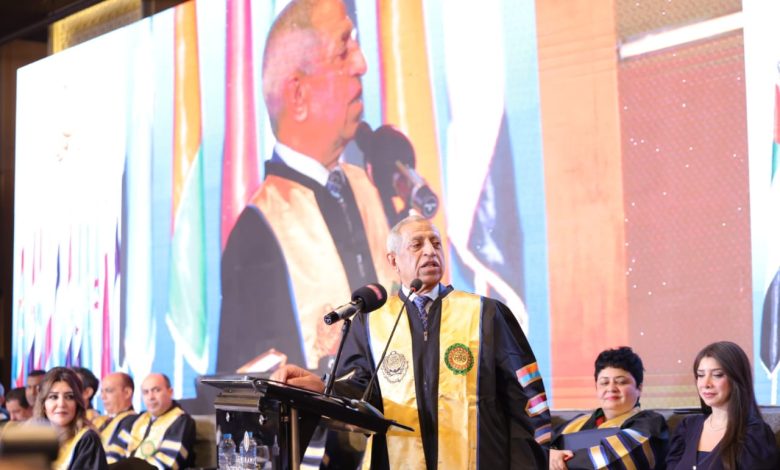 رئيس الأكاديمية العربية : تخريج دفعة جديدة من الأكاديمية العربية 299 خريجًا يمثلون نموذجًا للتميز العلمي العربي. 1 رئيس الأكاديمية العربية : تخريج دفعة جديدة من الأكاديمية العربية 299 خريجًا يمثلون نموذجًا للتميز العلمي العربي.