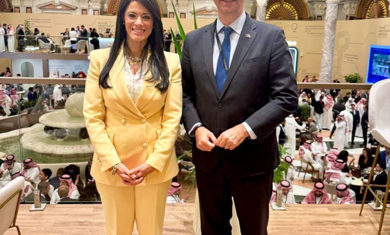 المشاط» تبحث مع الجانب اليوناني تعزيز التعاون في مجال توطين الصناعة والتكنولوجيا وتبادل الخبرات