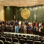 د محمد عزام يدير الجلسة الثانية" دور المنظمات والشركات والمجتمع المدني نحو التعليم".