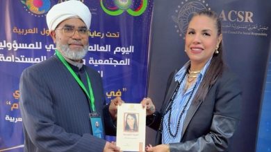 الدكتورة راندا رزق تهدي كتاب التربية المسرحية لرئيس اللجنة الشرعية بالمجلس الأوروبي الإسلامي